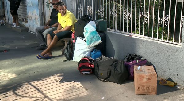 Em outro ponto da cidade, passageiros deixam bagagem na calçada