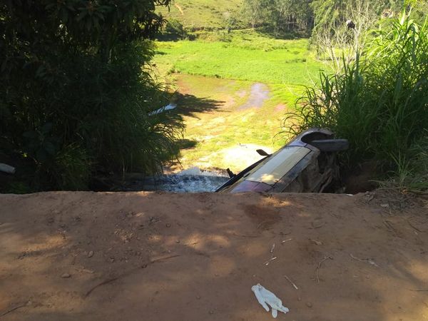 Homem cai de carro em córrego e acaba detido no Caparaó