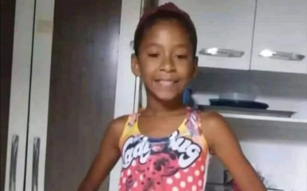 Kemilly Vitória Caldeira Santos, de 9 anos, brincava na rua quando foi baleada na cabeça em ataque a tiros. Adolescente também morreu no episódio, na noite desta quarta (27)