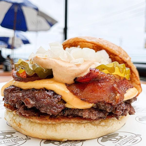 Para os fanáticos por burger, a dica do Cavendish é o american, um delicioso smash duplo feito para matar a fome.