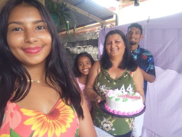 Dara com a filha de 7 anos, a mãe Lucinei Leonel, de 44 anos, e o irmão, Unique Leonel de Souza, de 24 anos.
