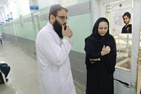 Ana Lúcia Bueno em um hospital de Kandahar, no Afeganistão.
