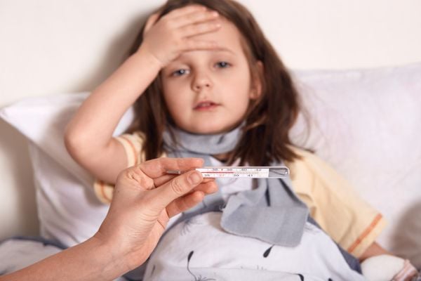 Hepatite: criança com febre