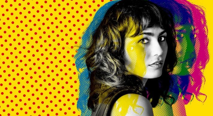 'As 7 Vidas de Léa', série francesa da Netflix, aposta na viagem no tempo e leva sua protagonista, e o espectador, de volta aos anos pré-grunge
