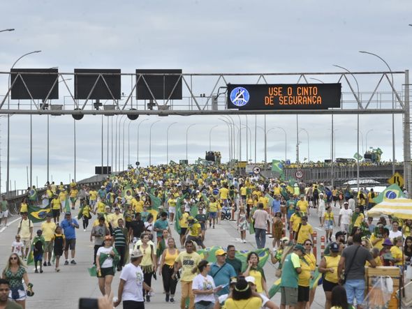 Manifestação Pró-Bolsonaro seguiu pela Terceira Ponte por Ricardo Medeiros