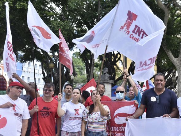 Manifestantes fazem ato pelo Dia do Trabalhador em Vt por Ricardo Medeiros