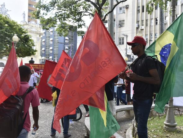 Manifestantes fazem ato pelo Dia do Trabalhador em Vt por Ricardo Medeiros