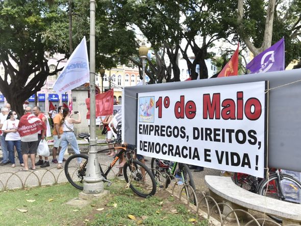 Manifestantes fazem ato pelo Dia do Trabalhador em Vt por Ricardo Medeiros