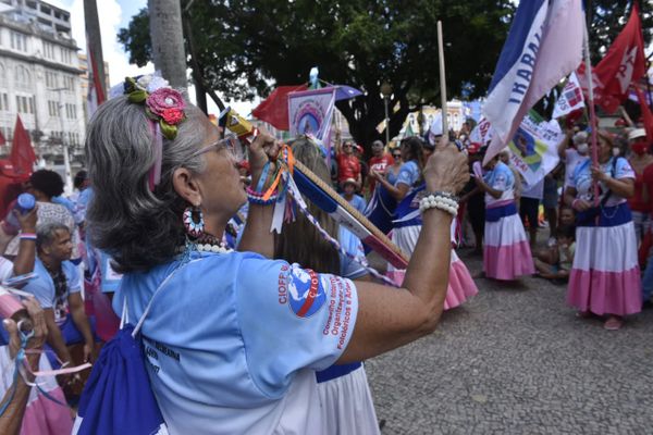 Banda de congo faz apresentação cultural em ato no Dia do Trabalhador  em Vitória por Ricardo Medeiros