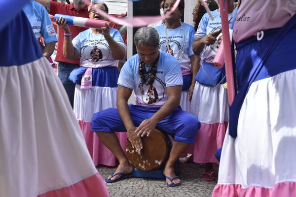Banda de congo faz apresentação cultural em ato no Dia do Trabalhador  em Vitória por Ricardo Medeiros
