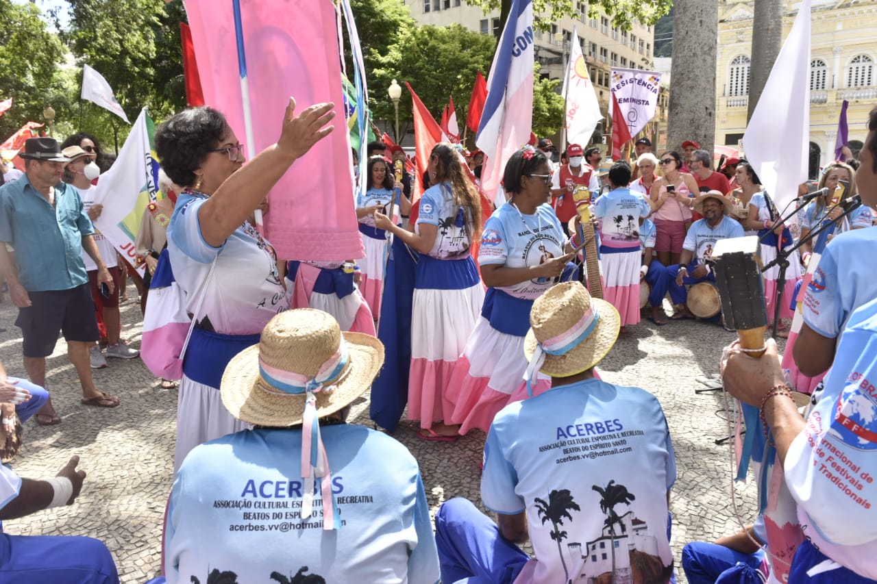 Banda de congo faz apresentação cultural em ato no Dia do Trabalhador  em Vitória