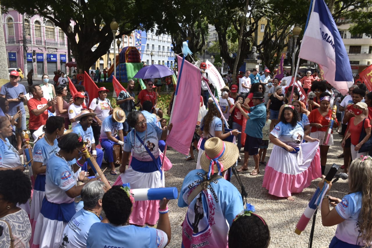 Banda de congo faz apresentação cultural em ato no Dia do Trabalhador  em Vitória