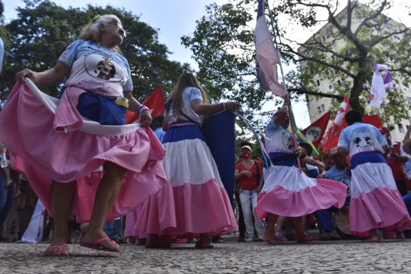 Banda de congo faz apresentação cultural em ato no Dia do Trabalhador  em Vitória por Ricardo Medeiros