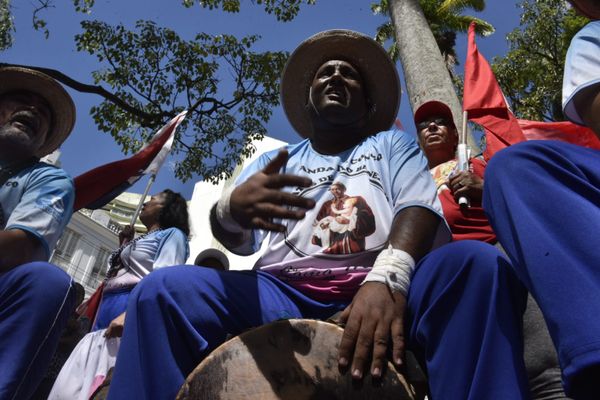 Banda de congo faz apresentação cultural em ato no Dia do Trabalhador  em Vitória por Ricardo Medeiros
