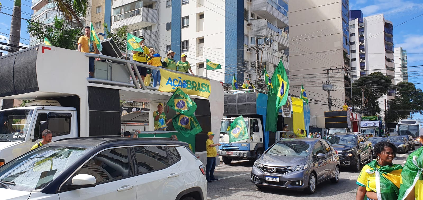 Manifestantes fazem ato pelo Dia do Trabalhador e a favor de Bolsonaro em Vitória
