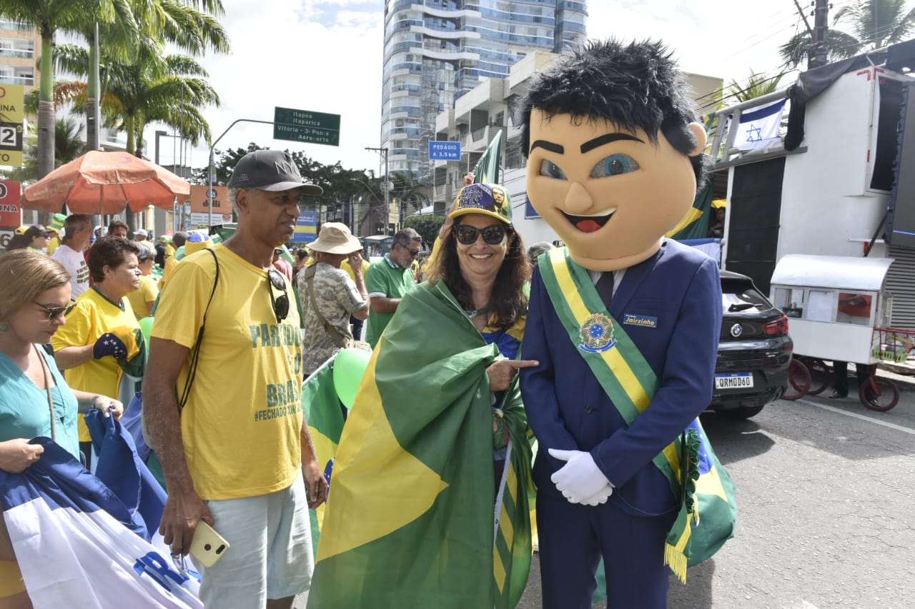 Manifestantes fazem ato pelo Dia do Trabalhador e a favor de Bolsonaro em Vitória