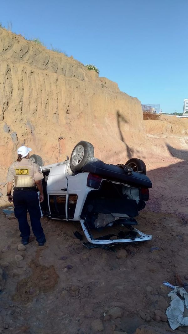 Carro cai em cratera da 