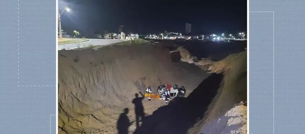 Carro caiu em cratera na 'Rotatória do Ó', na Serra.