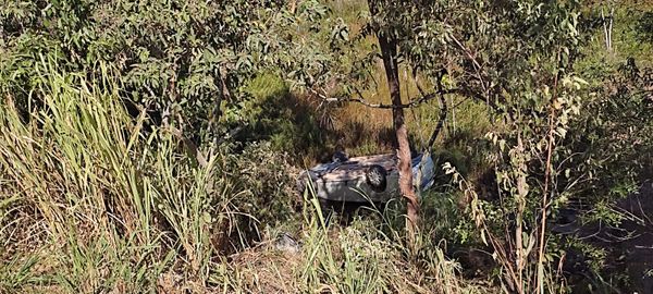 Carro de Prefeito de Sooretama capota em acidente na BR 101, em João Neiva
