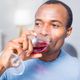 Homem bebendo vinho