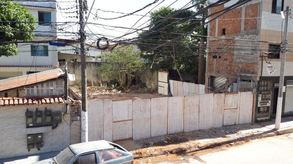 Área onde prédio desabou foi isolado em Vila Velha