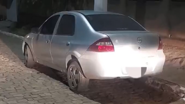 Carro roubado na porta do Hospital Estadual João Santos Neves, em Baixo Guandu. Mas o assaltante não conseguiu ir muito longe pois a gasolina do veículo acabou.