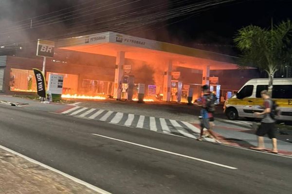 Posto de gasolina pega fogo após incêndio criminoso em Itaparica, Vila Velha. 