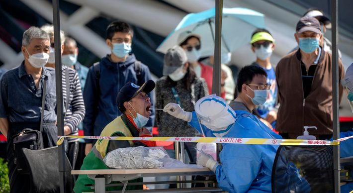 Transtornos com o lockdown no país vão mostrando que nem o poderoso dragão chinês consegue impedir indefinidamente um vírus respiratório de circular