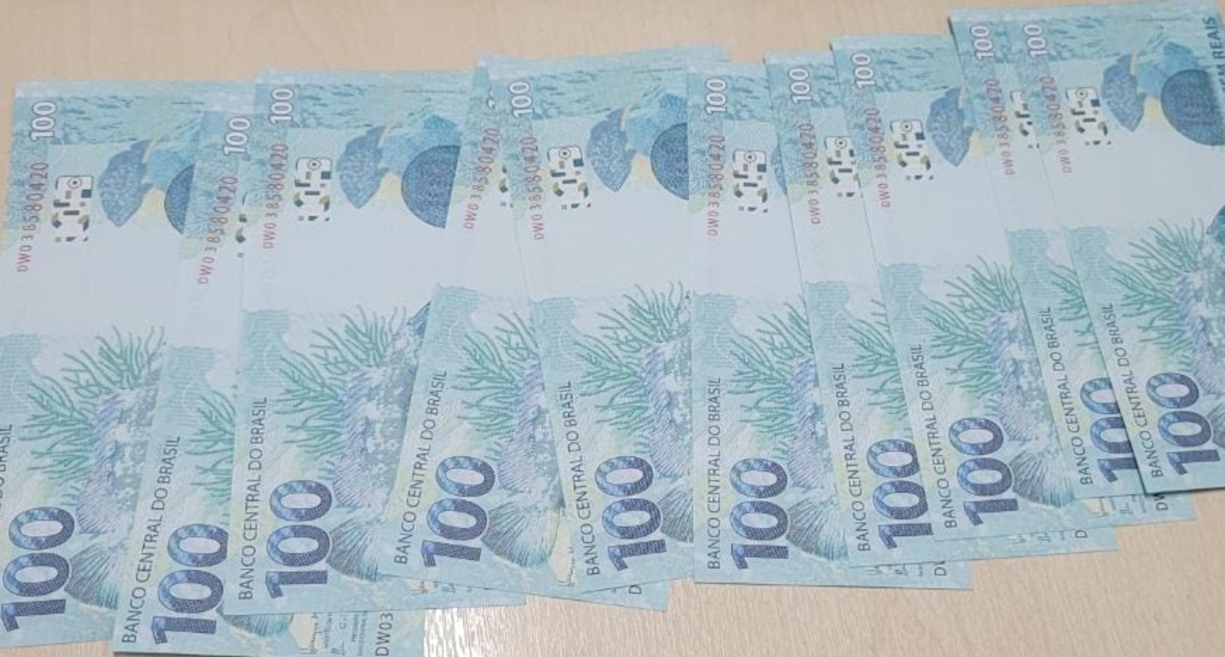 Na última quarta-feira (4), um homem de 34 anos foi preso ao receber pelos Correios R$ 1 mil em notas falsas. Delegado da PF diz que venda costuma ser feita pela internet