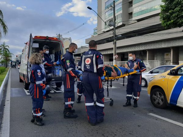 Equipe do Samu socorreram vítima de acidente na Avenida Fernando Ferrari, em Vitória, na tarde desta quinta-feira (5) por Fernando Madeira