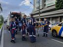 Equipe do Samu socorrem vítima de acidente na Avenida Fernando Ferrari, em Vitória, na tarde desta quinta-feira (5)(Fernando Madeira)