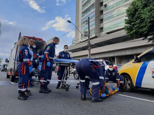 Equipe do Samu socorreram vítima de acidente na Avenida Fernando Ferrari, em Vitória, na tarde desta quinta-feira (5) por Fernando Madeira