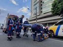 Equipe do Samu socorrem vítima de acidente na Avenida Fernando Ferrari, em Vitória, na tarde desta quinta-feira (5)(Fernando Madeira)