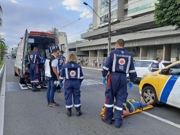 Equipe do Samu socorreram vítima de acidente na Avenida Fernando Ferrari, em Vitória, na tarde desta quinta-feira (5) por Fernando Madeira