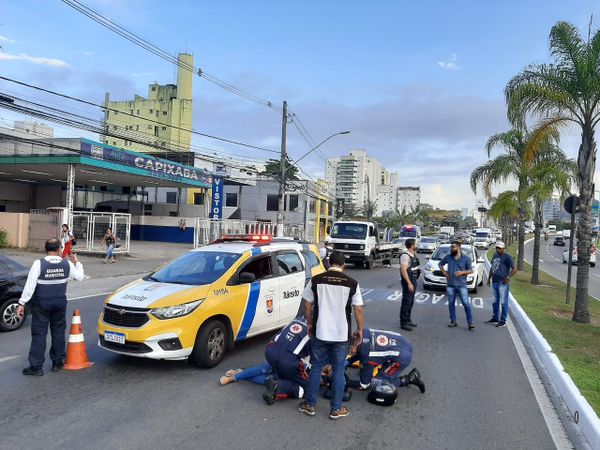 Médicos do Samu prestaram atendimento à vítima de acidente na Avenida Fernando Ferrari, em Vitória por Fernando Madeira