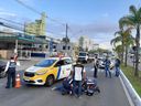 Médicos do Samu prestam atendimento à vítima de acidente na Avenida Fernando Ferrari, em Vitória(Fernando Madeira)