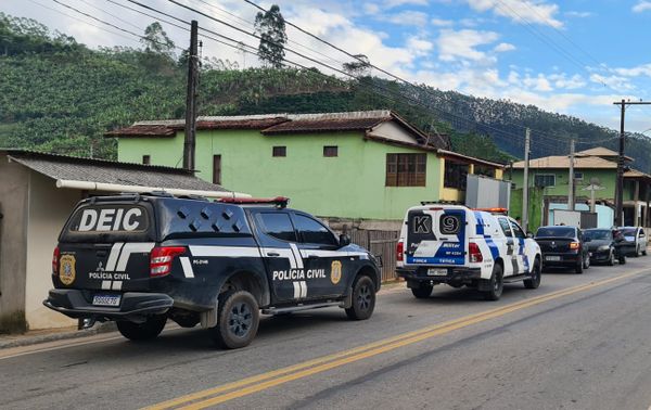 Polícia encontra munições e pólvora dentro de galinheiro em Vargem Alta
