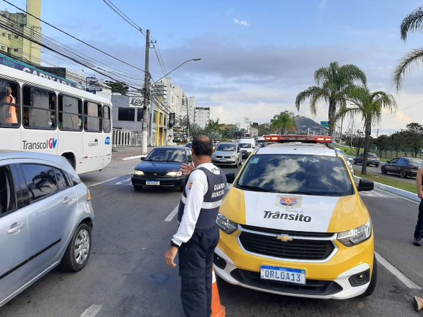 Por causa do acidente, uma faixa da Avenida Fernando Ferrari precisou ser interditada na tarde desta quinta-feira (5) por Fernando Madeira