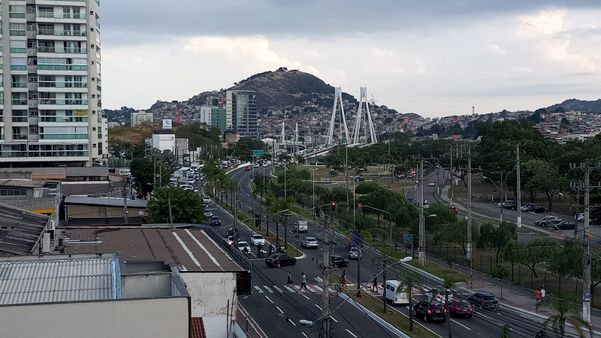 Trânsito complicado para quem trafega no sentido Norte (Serra) da Avenida Fernando Ferrari, próximo à Ponte da Passagem
