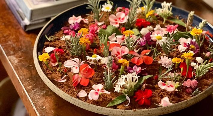 O doce, feito de brigadeiro, biscoito, chantili e flores comestíveis, é um dos mais pedidos no restaurante da chef Kamila Zamprogno