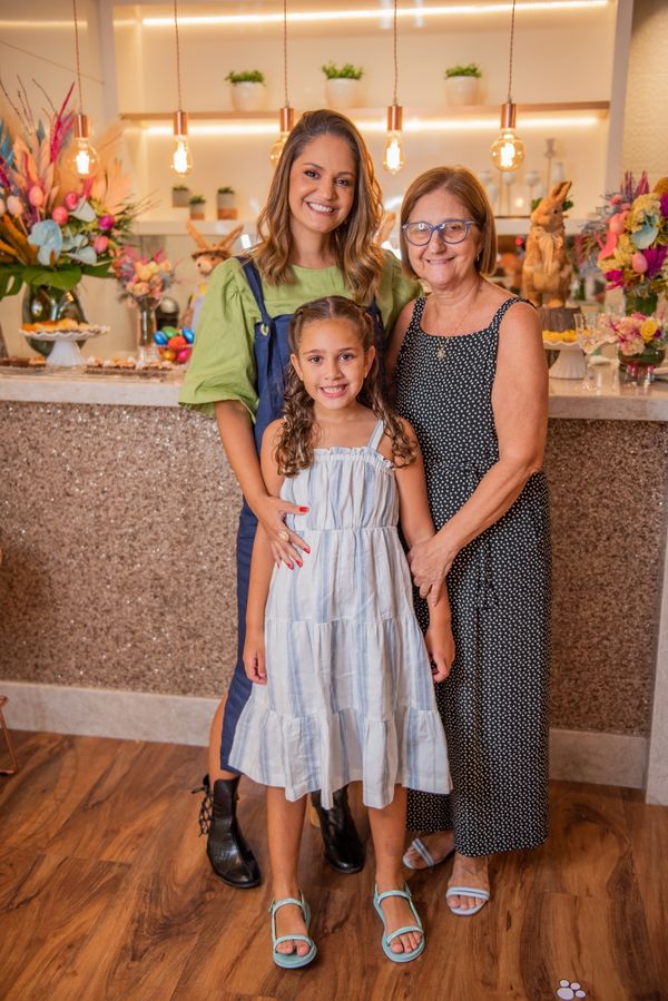 A designer de joias Ane Zorzanelli com a filha Elis e a mãe Ivanilda Zorzanelli
