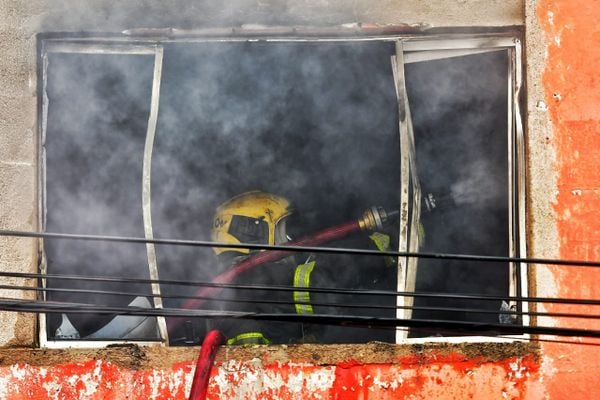 Bombeiros combatem incêndio em apartamento localizado em São Cristóvão, em Vitória por Fernando Madeira