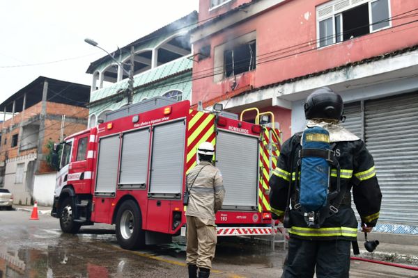Bombeiros combatem incêndio em apartamento localizado em São Cristóvão, em Vitória