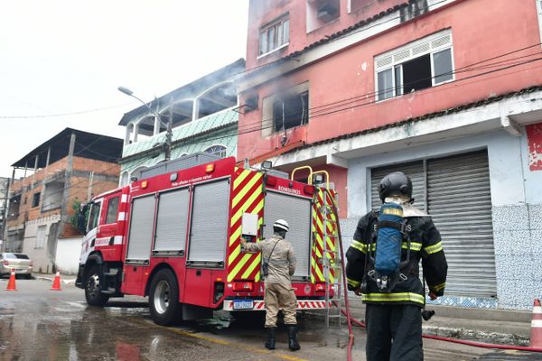 Bombeiros combatem incêndio em apartamento localizado em São Cristóvão, em Vitória