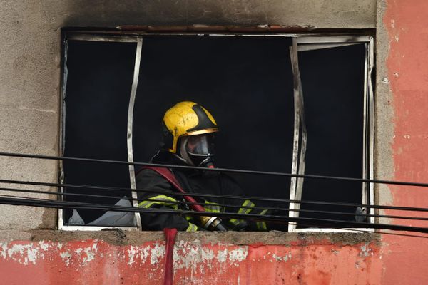 Bombeiros combatem incêndio em apartamento localizado em São Cristóvão, em Vitória por Fernando Madeira