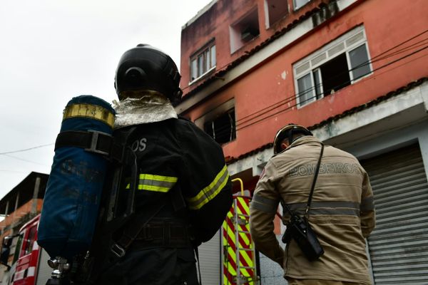 Bombeiros combatem incêndio em apartamento localizado em São Cristóvão, em Vitória por Fernando Madeira