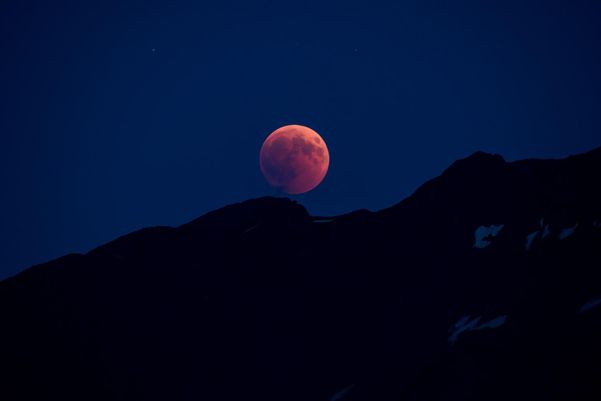 No momento do eclipse, a Lua ficará avermelhada por falta de incidência direta da luz do Sol. 
