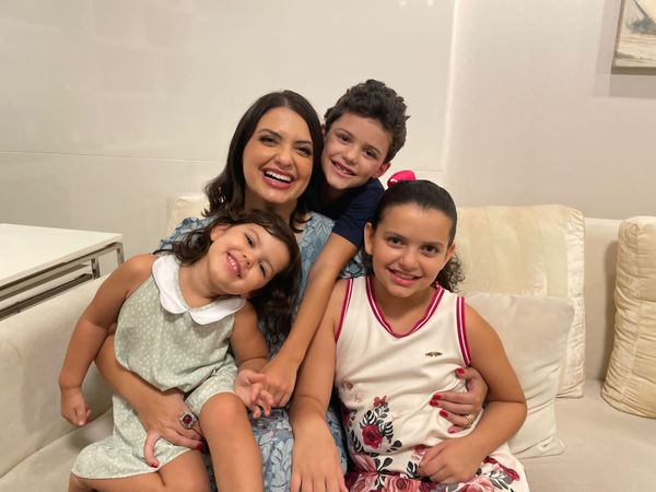 Joana Barbosa e os filhos Rebeca,  Benjamim e  Sarah 