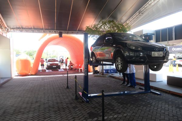 Mega PitStop, evento de inspeção e reparação de carros e motos, no estacionamento da Praça do Papa
