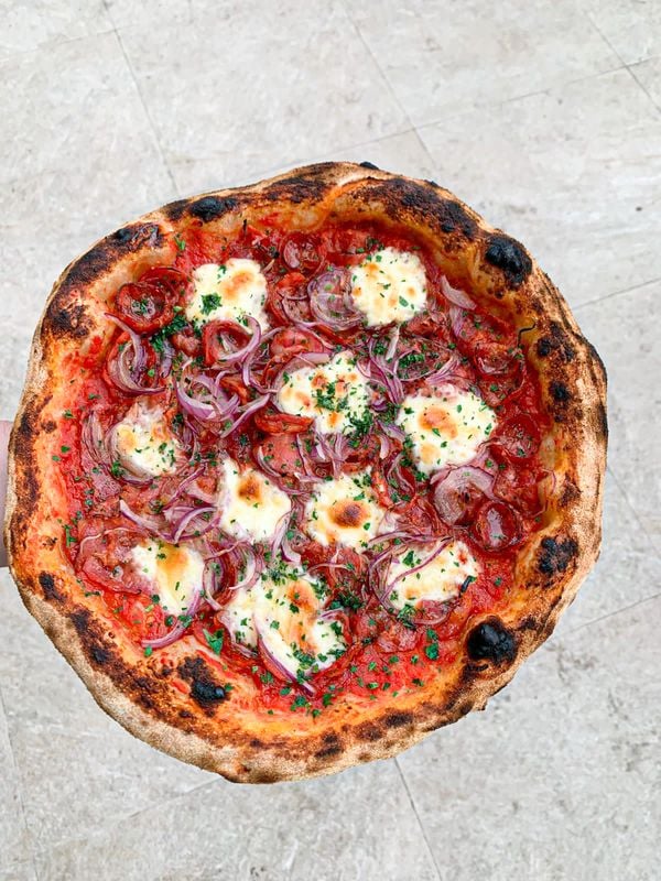 O Parza investe no conceito de pizza neonapolitana de longa maturação e fermentação, de até 72 horas, com baixos níveis de fermento